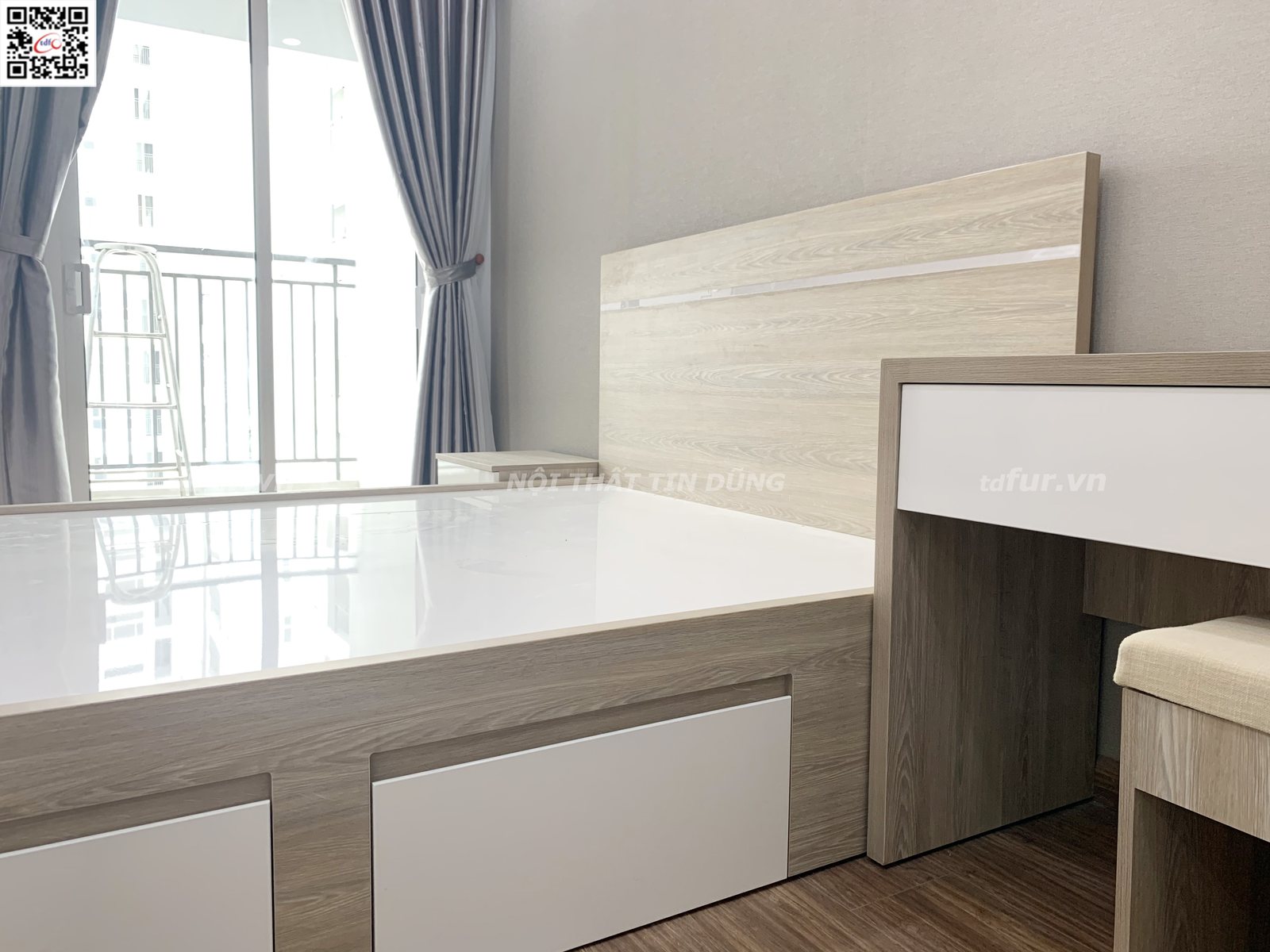 Sunrise Riverside – Gỗ sồi xám và kệ bay