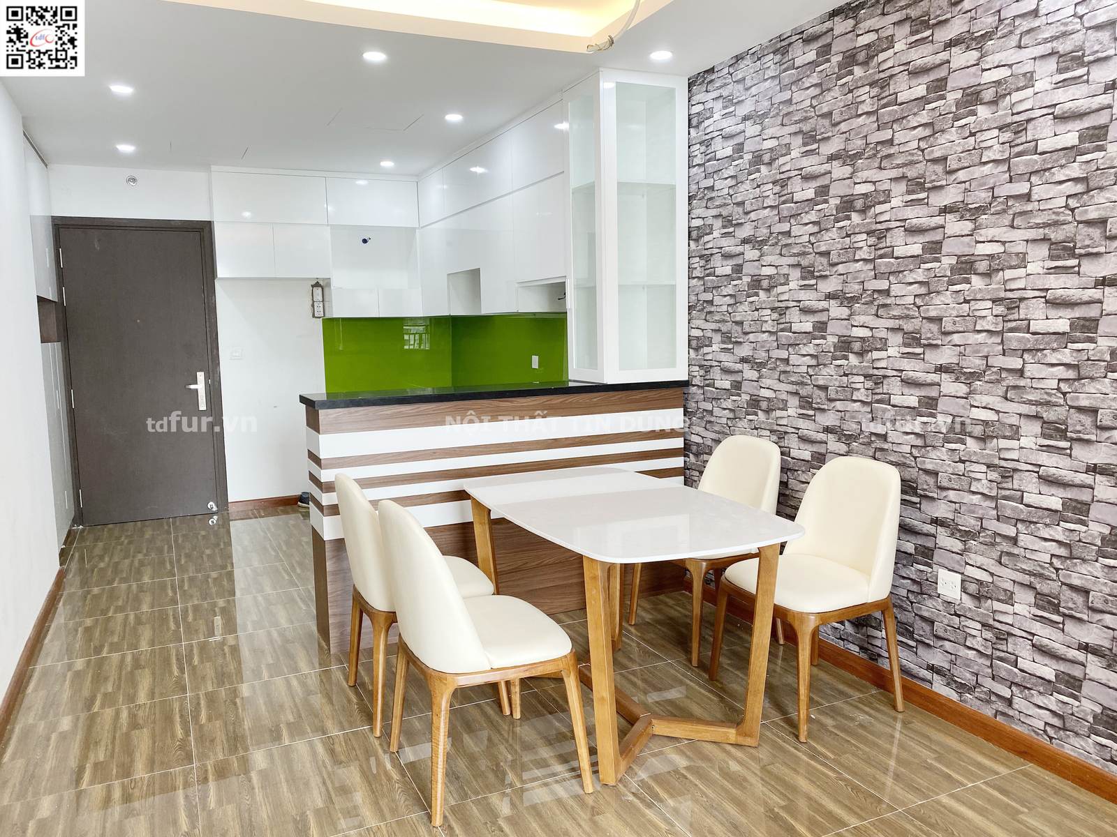 Sunrise Riverside – Kính bếp xanh cốm và gỗ óc chó