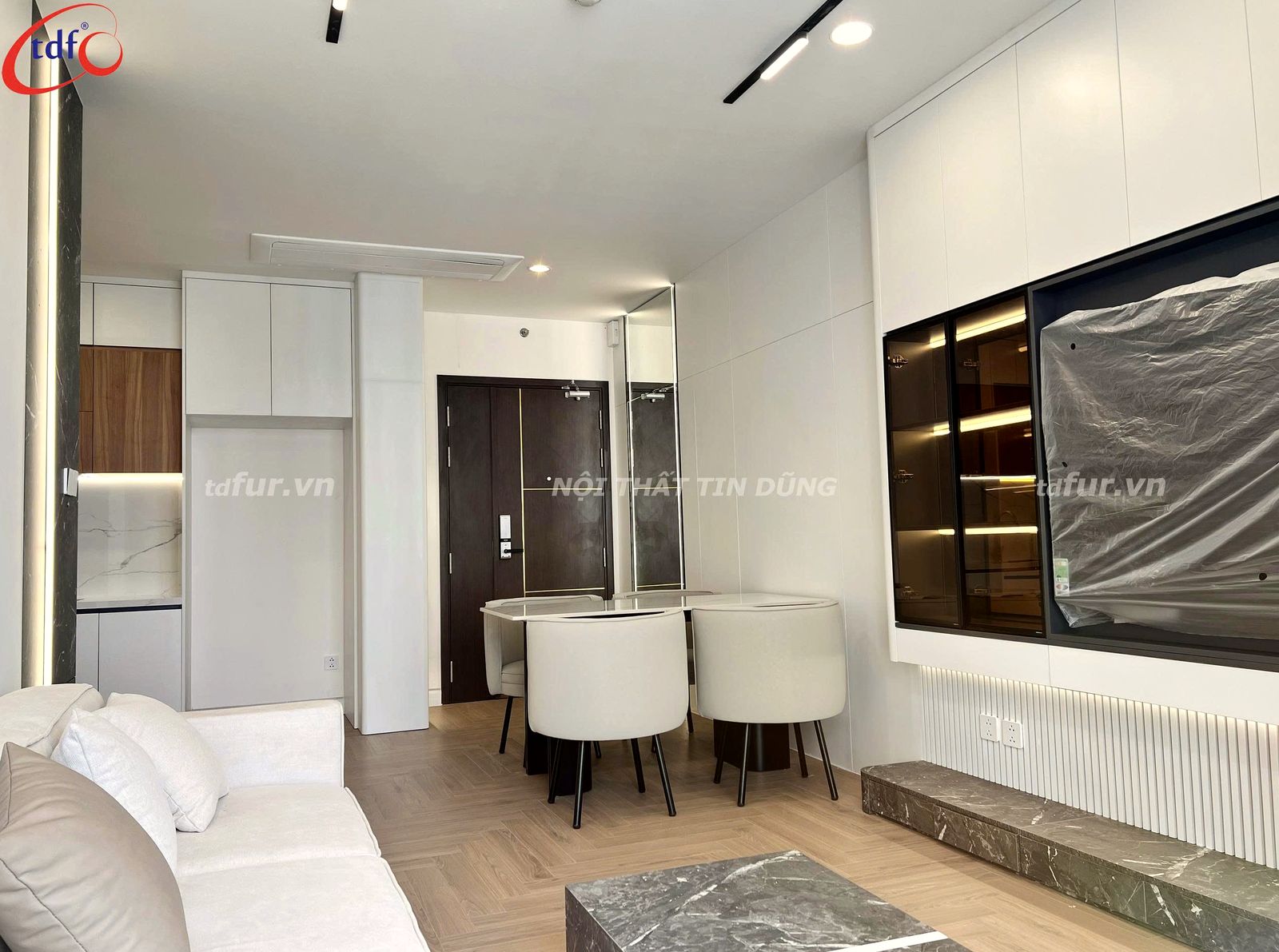 Vũng Tàu Centre Point – Đá vân mây và bếp gỗ óc chó