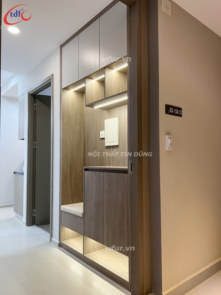 West Gate Park – Đá xám và tủ kính đèn hắt