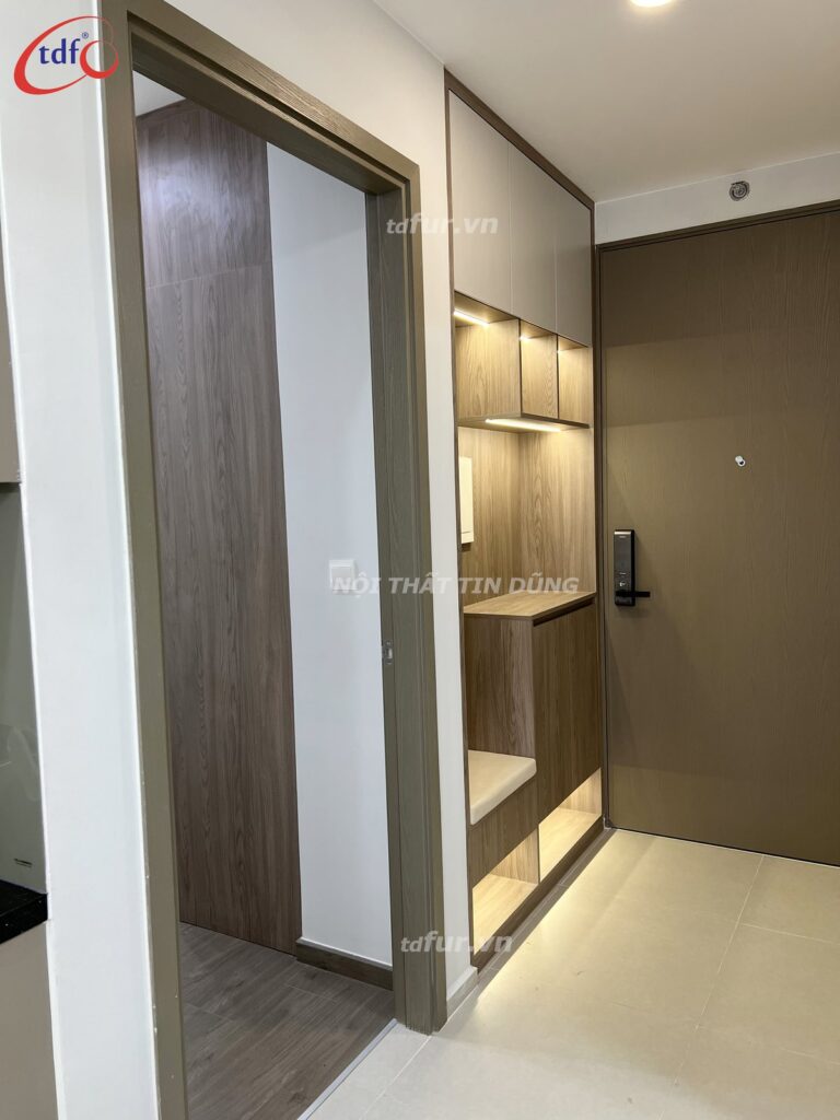 West Gate Park – Đá xám và tủ kính đèn hắt