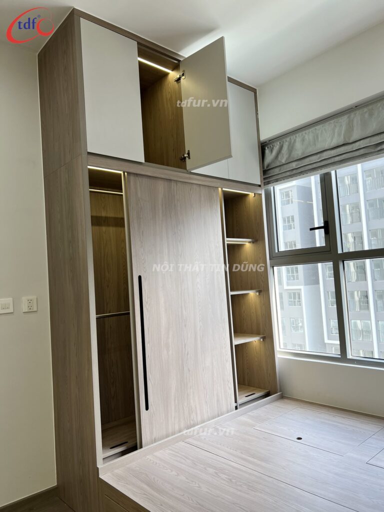 West Gate Park – Đá xám và tủ kính đèn hắt