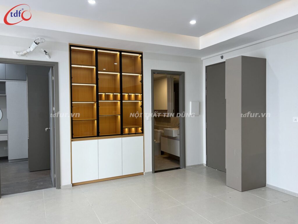 West Gate Park – Vách vân đá và tủ kính gỗ ấm