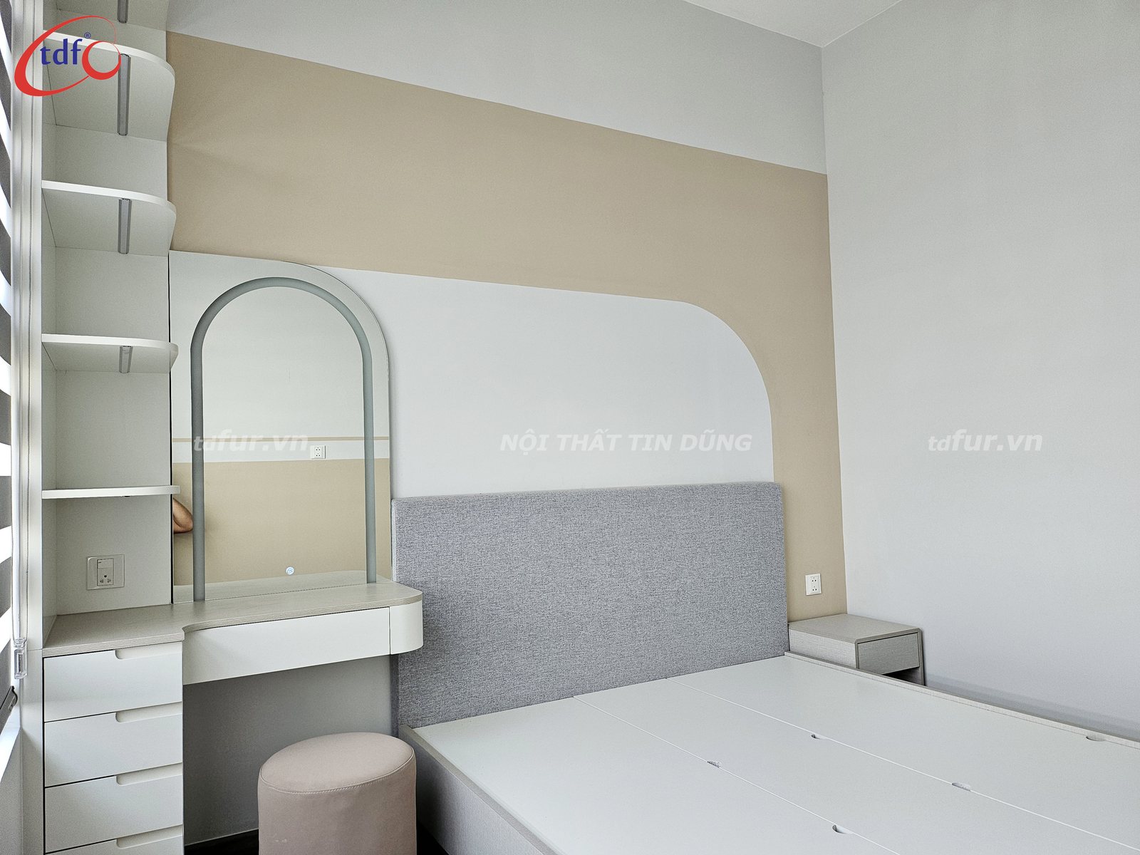 West Gate Park – Tường uốn cong và gương vòm