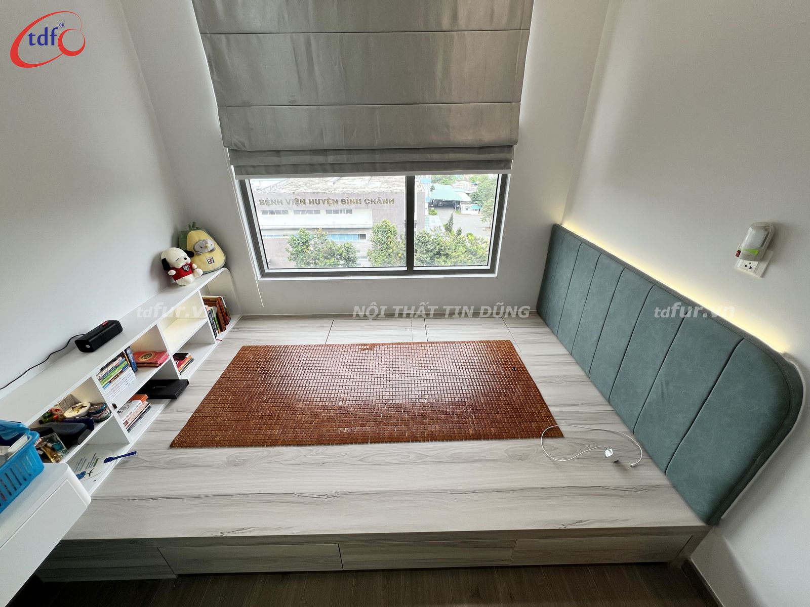 West Gate Park – Vòm xanh mint và bàn ăn đá