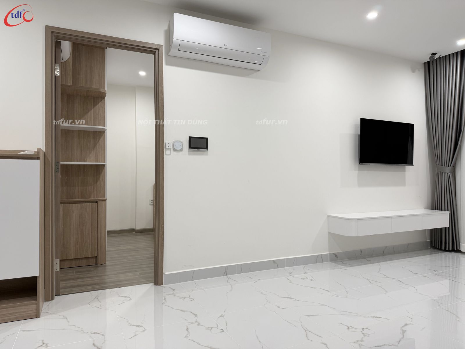 Beverly Solari – Bếp đen và gỗ vân ngang