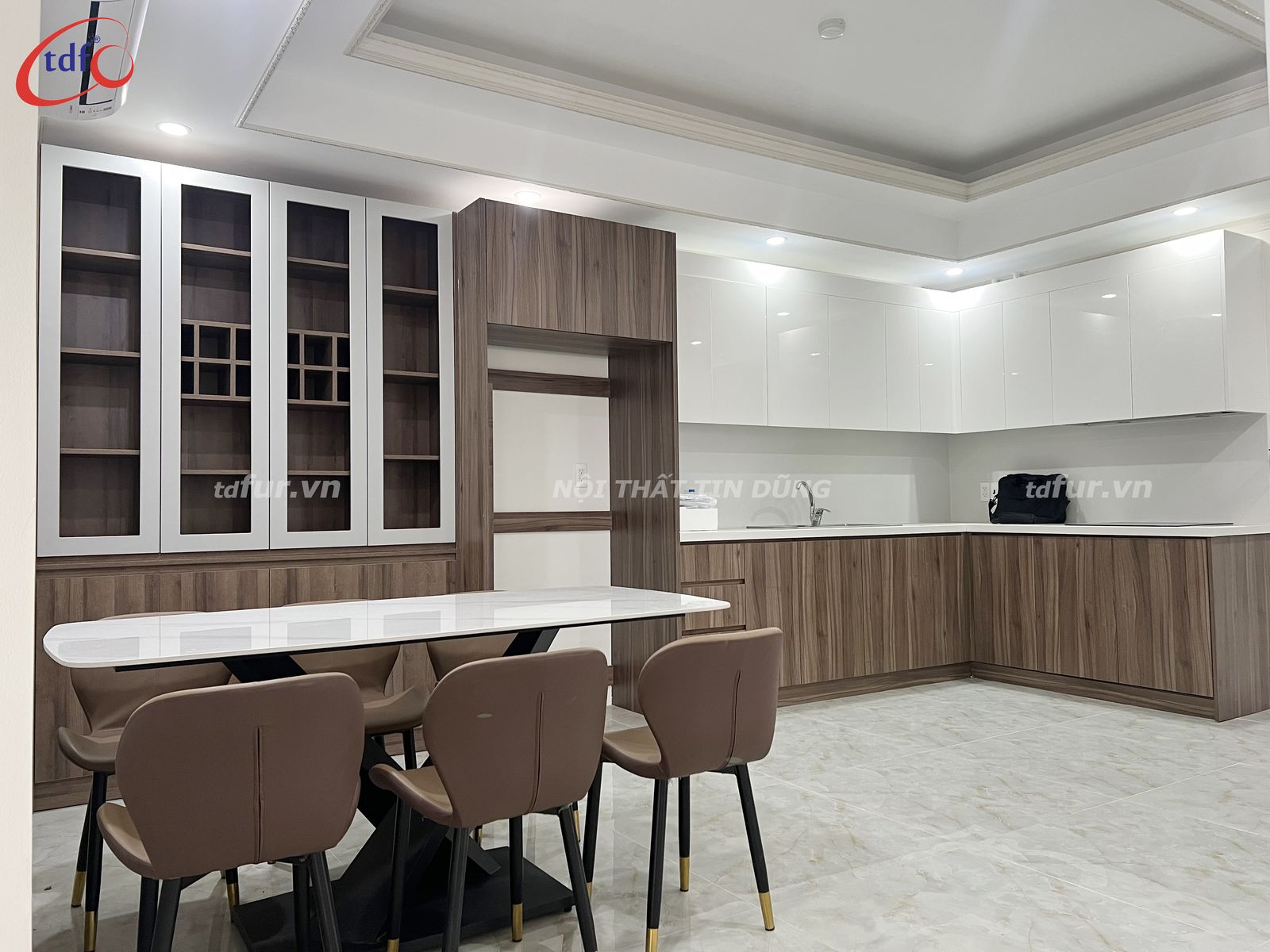 Homyland Riverside – Đá vân mây và tủ trắng đen