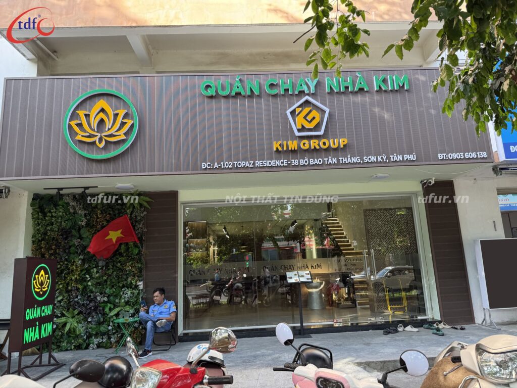 Nhà Kim – Tường gạch và đèn thả