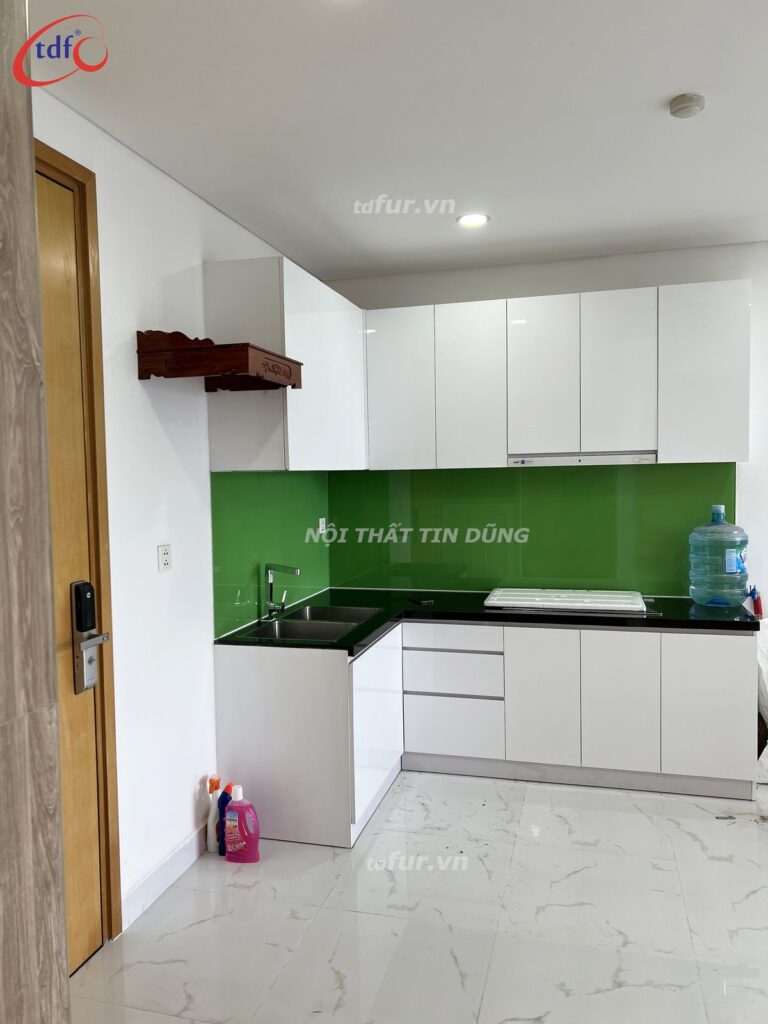 Skyline – Vách lam gỗ và bếp kính xanh