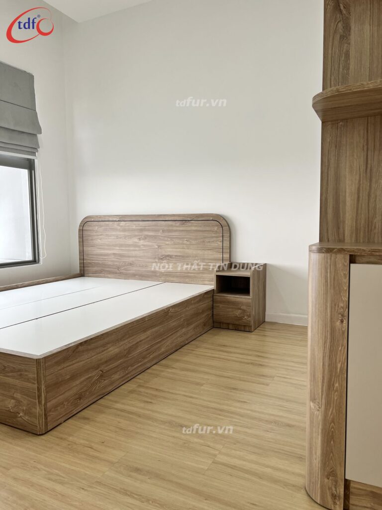 Skyline – Vách lam gỗ và bếp kính xanh