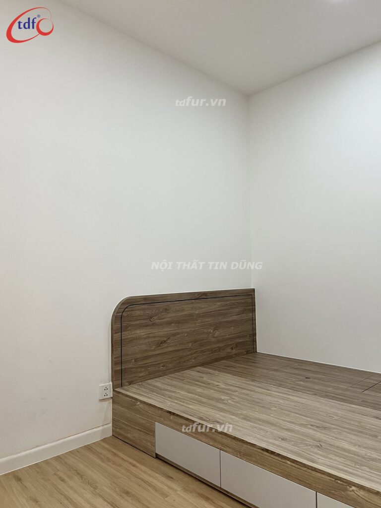 Skyline – Vách lam gỗ và bếp kính xanh